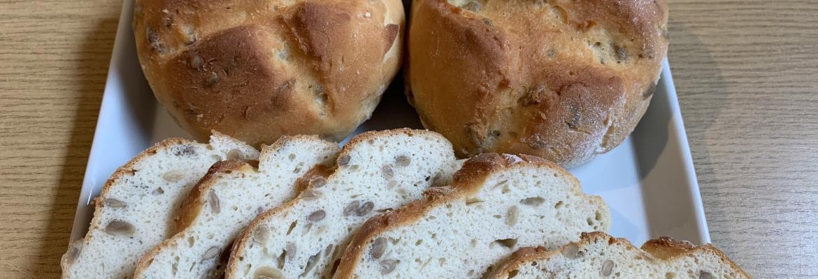 Frühstücksbrötchen mit Sonnenblumen